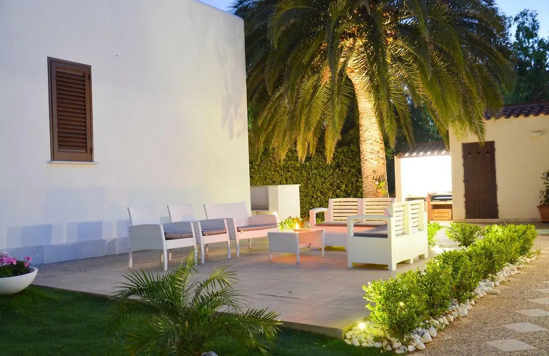 Villa Almyra - 4 Double Bedrooms With Exclusive Garden & Parking Steps From The Beach-1